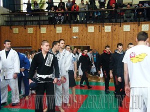 Bevonulnak a csapatok a megnyitó ünnepségen