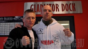 Aladi László és Sárközi Róbert a Gladiator Dock bejáratánál