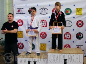 A Gi Grappling Gyermek 1 Fiú 40 kg dobogója
