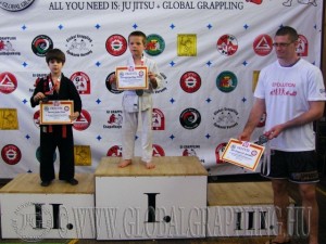 A Gi Grappling Manó Fiú 32 kg dobogója