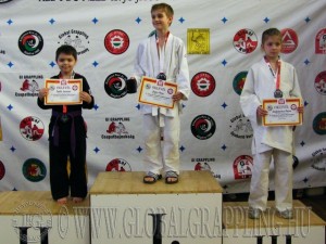 A Gi Grappling Gyermek 2 Fiú 35 kg dobogója
