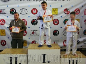 A Gi Grappling Gyermek 2 Fiú 45 kg dobogója