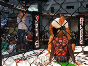 Az óriáskivetítőn a grappling-ről tudósító kamera képe
