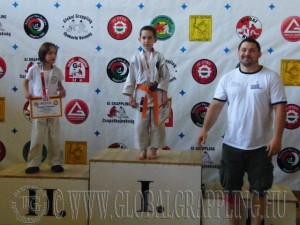 Gi Grappling Manó Fiú 20 kg. dobogója