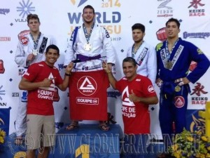Kristóf a dobogó legfelső fokán, előtte MaxÍCarvalho és Zé Radiola mesterek