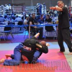 Fekete Sándor leszorítást mutat, Semmy Schilt is a mérkőzést figyeli