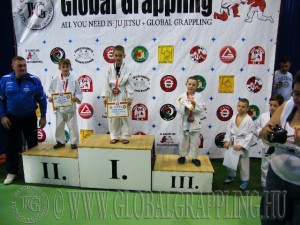A Gi Grappling Manó Fiú 30 kg. kategória dobogója