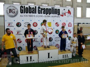 A Gi Grappling Gyermek 1 Fiú 40 kg kategória dobogója