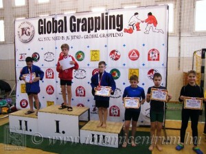 A Gi Grappling Gyermek 2 Fiú 40 kg kategória dobogója