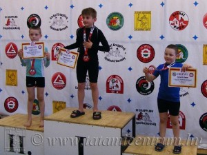 A NoGi Grappling Manó Fiú 30 kg kategória dobogója