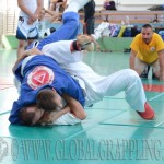 Combat Grappling-ben és Kesztyűs Küzdelemben engedélyezett a földön is a térdrúgás testre