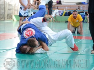 Combat Grappling-ben és Kesztyűs Küzdelemben engedélyezett a földön is a térdrúgás testre