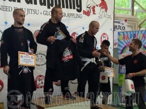 Ámán Krisztián ABURA ajándékcsomagokat ad át a Gi Férfi Open 80+ kg kategória dobogósainak