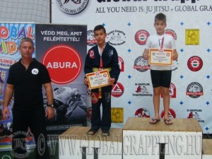 A Gi Grappling Gyermek 1 Fiú 44 kg kategória dobogója