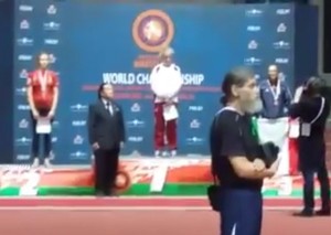 Szmolka Nikoletta a dobogó első fokán