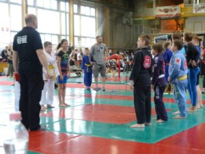 A csapatpárbaj elején köszönnek egymásnak a csapatok - bíró Merkert Zoltán