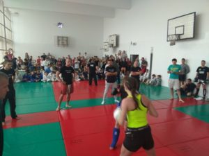 Előtérben kesztyűs mérkőzés, a háttérben pedig grappling mérkőzések folynak