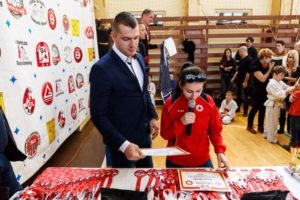 Díjat ad át Lorcsi Pluhár és árpáty Ernő, a sportbizottság elnöke