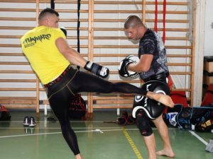 Koczka Bernát combat oktatónk technika bemutatása közben